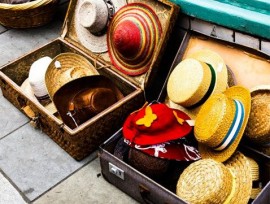 maletas con sombreros
